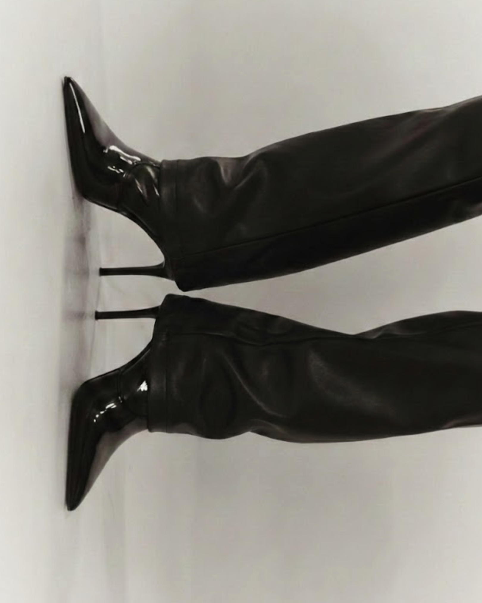 Pantalones de cuero con la pernera ligeramente acampanada